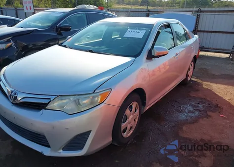 2014 Toyota Camry Le z USA, uszkodzony, nr VIN 4T1BF1FK0EU400321